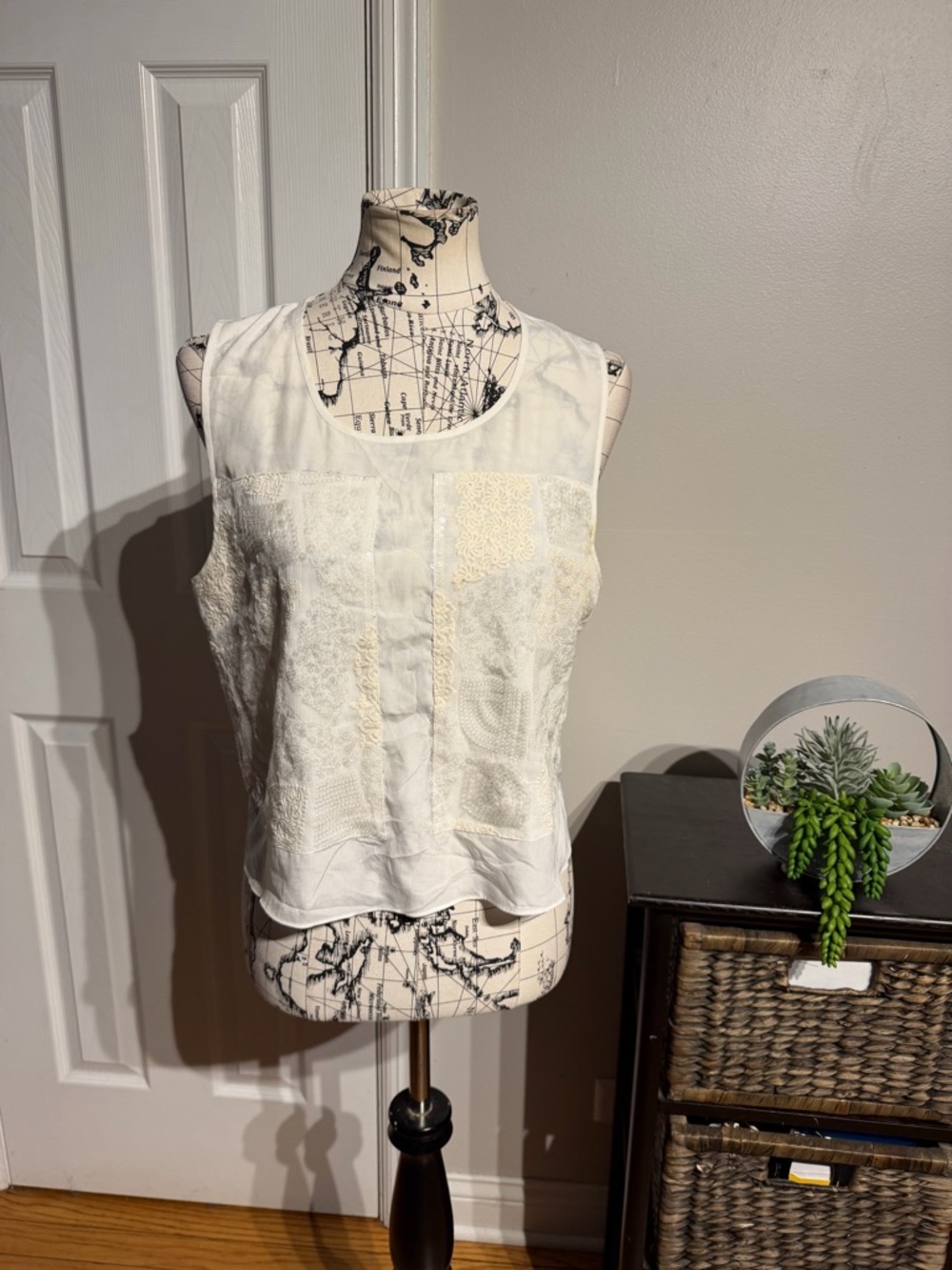 1. State embroidery patch sequin embellish White Lace Panel Cami blouse top L